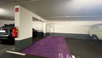 Tiefgaragenstellplatz Nummer 54 in einer gut beleuchteten und gepflegten Tiefgarage.