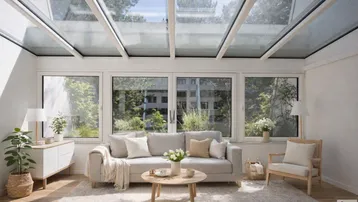 Helles Wohnzimmer mit Glasdach und großen Fenstern, umgeben von viel Grün.