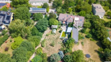 Luftaufnahme eines Anwesens mit Wohnhaus, großem Garten und einem Swimmingpool.