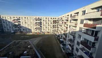 Weitläufiger Blick vom Balkon auf den großen Innenhof und die umliegenden Wohnkomplexe.