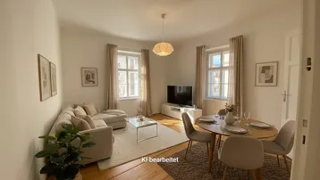 Heller Wohn- und Essbereich mit Parkettboden, großen Fenstern und moderner Einrichtung.