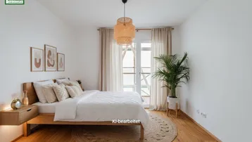 Helles Schlafzimmer mit Holzboden, modernem Bett und Zugang zu einem Balkon.