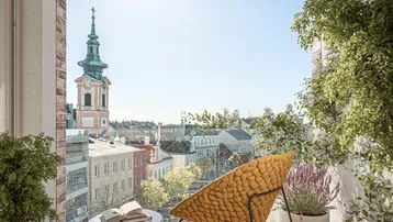 Gemütlicher Balkon mit Sitzgelegenheit und Pflanzen, bietet einen malerischen Stadtblick.