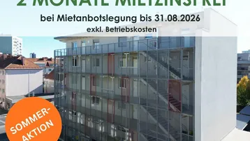 Modernes Mehrfamilienhaus mit externen Treppen und Balkonen in städtischer Umgebung, inklusive Werbebotschaft.