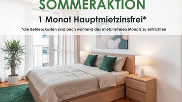Helles Schlafzimmer mit modernem Holzbett, Nachttisch und Zugang zu einem Balkon.