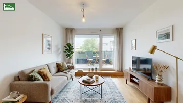 Helles Wohnzimmer mit modernem Sofa, Holzboden und Zugang zu einem möblierten Balkon.