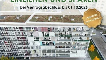 Mehrstöckiges Gebäude mit moderner Gitterfassade, begrüntem Flachdach und städtischer Umgebung.