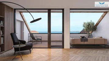 Helles, modernes Wohnzimmer mit Parkettboden, bequemen Möbeln und weitem Blick auf das Wasser.