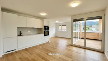 Moderne offene Küche mit weißen Hochglanzfronten, Holzboden und Zugang zu einem Balkon.