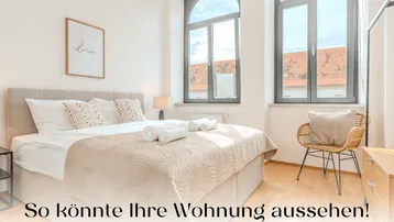 Helles Schlafzimmer mit großen Rundbogenfenstern, Holzboden und moderner Einrichtung.