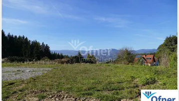 Weitläufiges Grundstück mit Panoramablick auf die umliegende Landschaft und Berge.