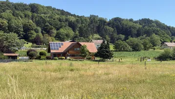 Ländliches Anwesen mit Einfamilienhaus, Photovoltaikanlage und weitem Blick auf die Natur.