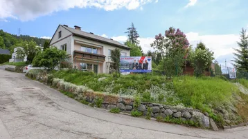 Einfamilienhaus mit Garten und Zufahrtsstraße in ländlicher Umgebung, bereit zum Verkauf.