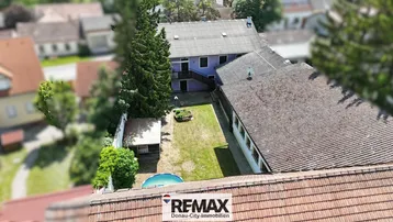 Luftaufnahme des Anwesens mit Gebäuden, Garten und der umliegenden ländlichen Landschaft.