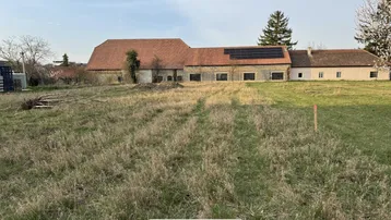 Ländliches Anwesen mit großem Grundstück und Photovoltaikanlage auf dem Dach.