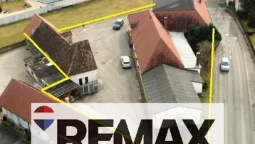 Luftaufnahme des Anwesens mit hervorgehobenen Grundstücksgrenzen und umliegender Bebauung.