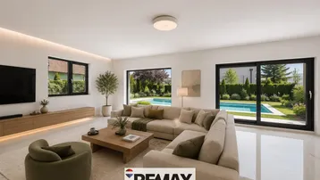 Helles Wohnzimmer mit großem Sofa, Holztisch und Blick auf den Garten mit Pool.