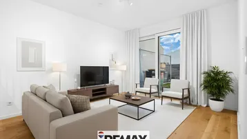 Helles Wohnzimmer mit modernem Sofa, Holzboden und Zugang zu einem Außenbereich.