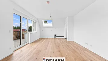 Helles, leeres Zimmer mit Holzboden, großen Fenstern und Zugang zu einer Terrasse.