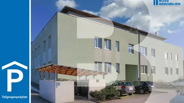 Gebäudeansicht mit Tiefgaragenparkplatz und Außenstellplätzen unter einem schützenden Dach.