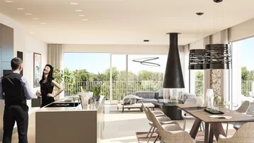 Heller, offener Wohn-Essbereich mit moderner Küche, Kamin und Zugang zur Terrasse.