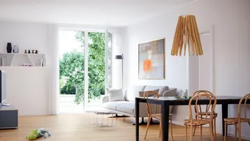 Helles, offenes Wohn-Esszimmer mit Holzboden, modernen Möbeln und Zugang zum Garten.