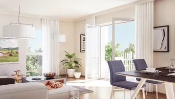 Helles Wohn- und Esszimmer mit Zugang zum Balkon und weitem Blick ins Grüne.