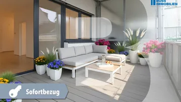 Geräumiger Balkon mit modernen Gartenmöbeln und bunten Pflanzen, ideal zum Entspannen im Freien.