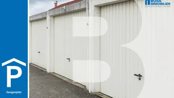 Reihe von weißen Garagentoren, die mehrere Stellplätze für Fahrzeuge bieten.