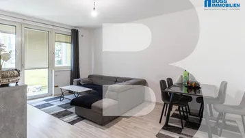 Heller Wohn- und Essbereich mit modernem Sofa, Esstisch und Zugang zum Außenbereich.