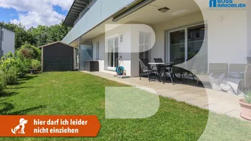 Erdgeschosswohnung mit großer, möblierter Terrasse, weitläufigem Garten und praktischem Gartenhaus.