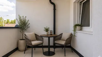 Gemütlicher Balkon mit Sitzgelegenheiten und Pflanzen, ideal für entspannte Stunden im Freien.
