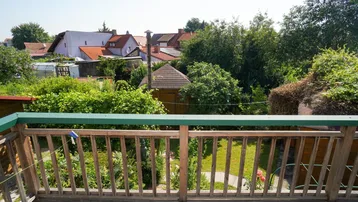 Terrasse mit weitem Blick auf die umliegenden Gärten und die Dächer der Nachbarhäuser.