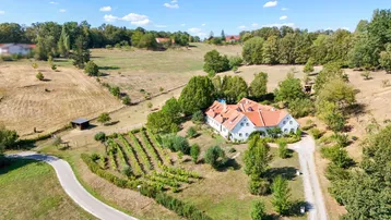 Expose Exklusiver Vierkanthof in Bad Loipersdorf – Alleinlage, Pool, Wildgehege &amp; 23.588 m² Grund 