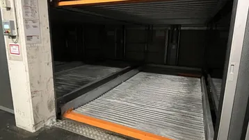 Automatisches Parksystem in einer Tiefgarage mit mehreren Ebenen für effizientes und platzsparendes Parken.