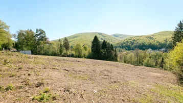 Freies Grundstück mit weitem Blick auf grüne Hügel und die umliegende Landschaft.
