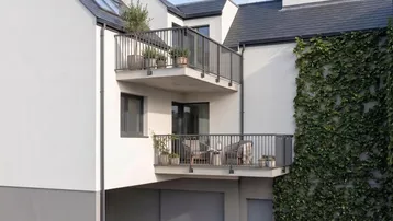 Seitenansicht des Gebäudes mit zwei Balkonen, integrierter Garage und bewachsener Fassade.