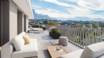 Großzügige Dachterrasse mit bequemen Lounge-Möbeln und einem beeindruckenden Berg- und Stadtblick.