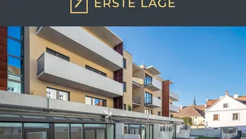 Moderne Wohnanlage mit Balkonen, Terrassen und Grünflächen in städtischer Umgebung.