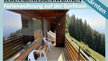 Geräumiger Balkon mit Holzelementen und weitem Blick auf die umliegende Berglandschaft und den Wald.