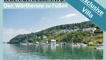 Panoramablick auf den Wörthersee mit exklusiven Villen am grünen Hang.