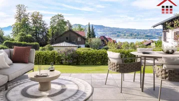 Geräumige Terrasse mit modernen Gartenmöbeln und malerischem Seeblick in grüner Umgebung.