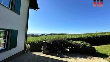 Gepflasterte Terrasse mit weitem Blick über die Felder und die umliegende Landschaft.