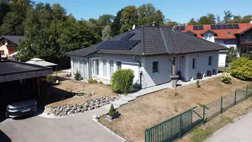 Freistehendes Einfamilienhaus mit Satteldach, Photovoltaikanlage und Carport in sonniger Lage.