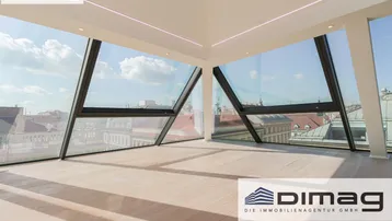 Heller Wohnraum mit großen, schrägen Fenstern und weitem Stadtblick, ausgestattet mit modernem Parkettboden.