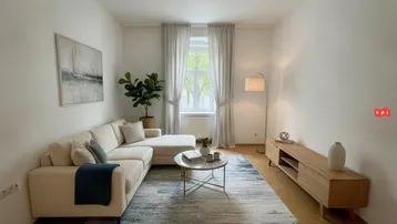 Helles Wohnzimmer mit beigem Ecksofa, Holzboden und großem Fenster, das viel Tageslicht hereinlässt.