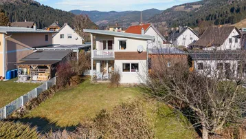 Freistehendes Haus mit Garten, Bergblick und ländlicher Umgebung.