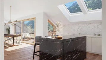 Moderne Küche mit schwarzer Marmorinsel, Dachfenstern und Bergblick, offen zum Essbereich und Balkon.