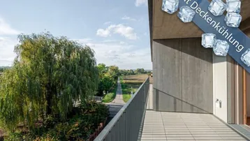 Geräumiger Balkon mit Fliesenboden und weitem Blick ins Grüne und auf Felder.