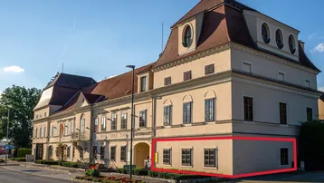 Historisches Gebäude mit markanter Architektur und Mansarddach, ein Teil ist rot umrandet.